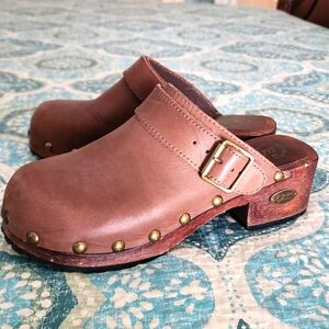 Vintage 90s Y2K Candies Classic Brown Leather Clogs with Brass Accents